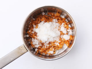 6、枇杷果酱,加入白糖，搅拌一下，静置1小时左右。