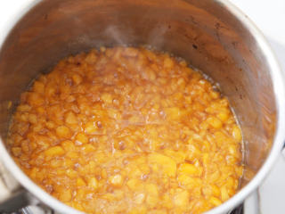 7、枇杷果酱,一个小时后，会看见枇杷出了很多汁水。