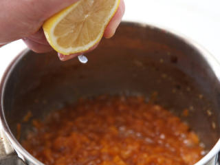 8、枇杷果酱,开煮。中途记得时不时地搅一搅，避免糊锅。（喜欢细腻一点的口感，可以一边煮一边用勺子压一压）当熬至比较粘稠时，将柠檬汁挤入，继续熬四五分钟，感觉够稠就可以，最后倒入容器即可。