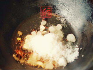 1、永远都做不出姥姥的那个味道的红烧肉,炒出味后放入白绵糖。