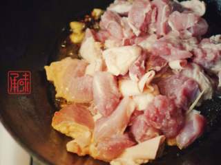 2、永远都做不出姥姥的那个味道的红烧肉,待白绵糖大部分化掉后放入肉