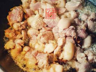 3、永远都做不出姥姥的那个味道的红烧肉,炒熟后，小火继续翻炒15-25分钟，让肉中的水分充分的蒸发掉。