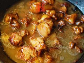 6、永远都做不出姥姥的那个味道的红烧肉, 继续翻炒至肉质变成红色。