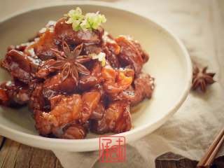 7、永远都做不出姥姥的那个味道的红烧肉,倒入水，水没过肉即可。大火烧开后，小火继续煮20分钟。