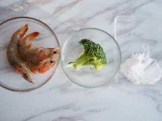 1、宝宝辅食之西兰花虾丸,准备好所需要的食材