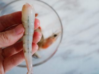 3、宝宝辅食之西兰花虾丸,去头后去皮，然后去两旁的虾线，我们可以用牙签将两面的虾线去除
