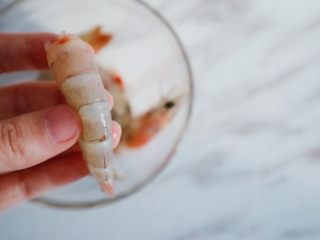 4、宝宝辅食之西兰花虾丸,背部虾线不明显，用牙签挑开里面会发现，挑出去即可