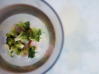 6、宝宝辅食之西兰花虾丸,放入料理机，如果是破壁机应该不用切块也会比料理机打出来的细腻，料理机有个通病东西太少打的不算碎