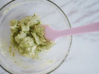9、宝宝辅食之西兰花虾丸,搅拌好的如图，这个时候准备一个锅，等水沸