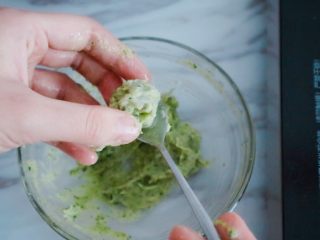 10、宝宝辅食之西兰花虾丸,水沸腾后我们用勺子沾水舀一小勺，如果觉得成型不美观可以手上沾少许水将丸子不光滑处沾少许水处理平整就光滑了