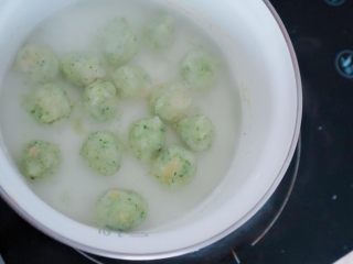 11、宝宝辅食之西兰花虾丸,光滑后的丸子直接放入沸水煮，继续制作直到全部做好