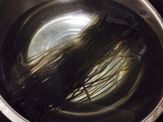 1、自制酸辣粉,红薯粉先用冷水浸泡软化