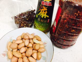 2、自制酸辣粉,准备配料，花生，干辣椒，花椒油