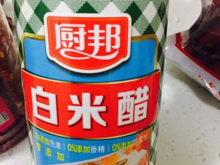 3、自制酸辣粉,还有醋