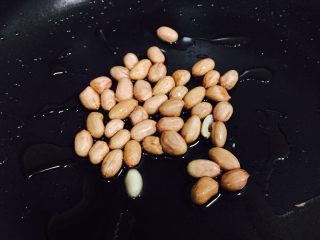 4、自制酸辣粉,花生冷油下锅，小火油炸至金黄