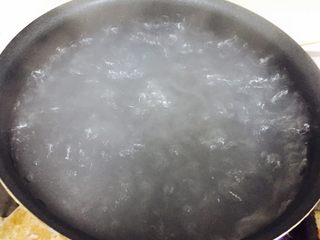 6、自制酸辣粉,红薯粉下开水煮至透明，没有硬心