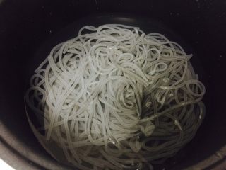 7、自制酸辣粉,煮好的红薯粉捞出，过冷水