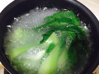 8、自制酸辣粉,焯烫青菜