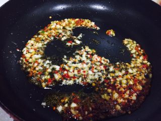 9、自制酸辣粉,热油下蒜末，干辣椒，麻油爆香