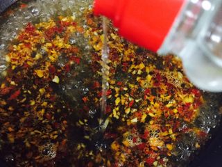 10、自制酸辣粉,加入一碗水到爆香的调料中，同时加入醋