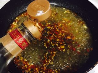 11、自制酸辣粉,加入老抽，少许盐，煮至汤沸腾