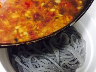 12、自制酸辣粉,汤汁加入到从冷水捞起的红薯粉中