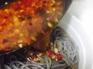 13、自制酸辣粉,继续加入