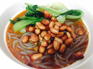 14、自制酸辣粉,放上青菜和花生