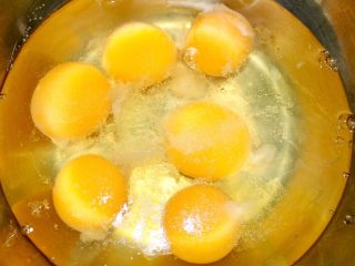 1、煎蛋圈,打下鸡蛋，加入少许盐和油拌匀