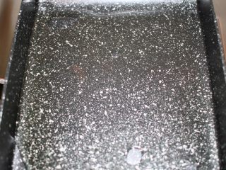 2、煎蛋圈,冷锅下油，涂匀整个锅面；大火加热至出白烟