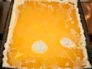 3、煎蛋圈,调至中火倒入鸡蛋