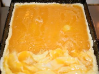 4、煎蛋圈,向一边把熟的鸡蛋拨向另一侧