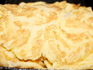 6、煎蛋圈,把鸡蛋翻转在煎约30秒