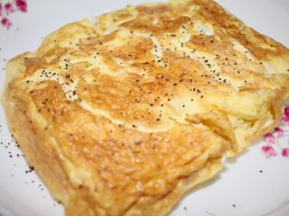 7、煎蛋圈,撒上少许盐和黑胡椒碎即可完成