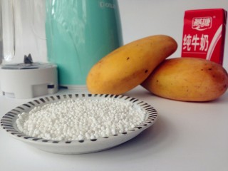 1、牛奶芒果西米露,准备所有食材。