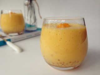 11、牛奶芒果西米露,在表面加一点点西米和芒果肉丁装饰。