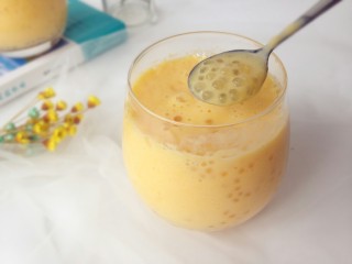 12、牛奶芒果西米露,夏天放冰箱冷藏，冷藏后的口感更好。