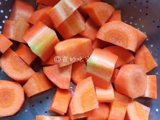 1、日式咖喱饭  家庭方便版,胡萝卜切块。