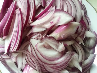 2、日式咖喱饭  家庭方便版,洋葱切丝。