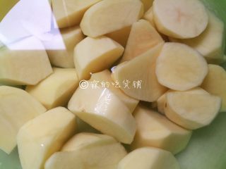 3、日式咖喱饭  家庭方便版,土豆切块（稍微切大一点）。