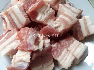 4、日式咖喱饭  家庭方便版,五花肉切块（一定要选夹精夹肥的这种，肉块也切得稍微大一点）