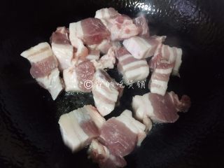 5、日式咖喱饭  家庭方便版,先把五花肉块倒入翻炒，加1汤匙料酒