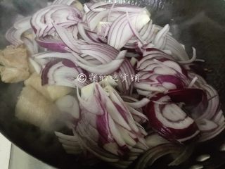 6、日式咖喱饭  家庭方便版,炒至五花肉的油渗出来了，把五花肉拨拉到一边，把洋葱倒入煸炒