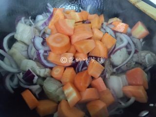 7、日式咖喱饭  家庭方便版,随后倒入胡萝卜块一起煸炒