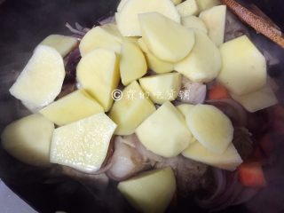 8、日式咖喱饭  家庭方便版,最后倒入土豆块一起煸炒，一直炒到洋葱有一点发软