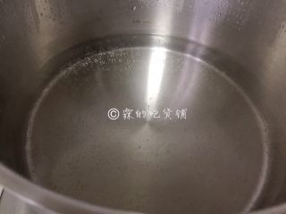 9、日式咖喱饭  家庭方便版,准备一口深一点的，或者大一点的锅。 放入能盖没所有食材的水，大约900克左右