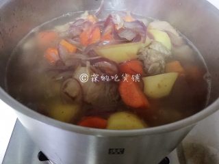 10、日式咖喱饭  家庭方便版,随后把所有的食材倒入
