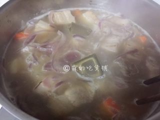 12、日式咖喱饭  家庭方便版,放入咖喱块，等大火煮开后小火慢炖。然后每隔个刻把钟左右去看一看、搅拌一下，很容易糊锅的。