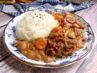 13、日式咖喱饭  家庭方便版,一直炖到洋葱都化了、土豆酥烂、汤汁变得浓稠（时间基本2小时左右），就可以了