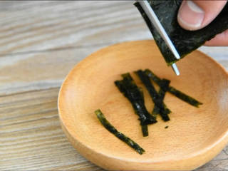 1、出游便当盒—带上便当野餐去啊,海苔剪成细条备用。